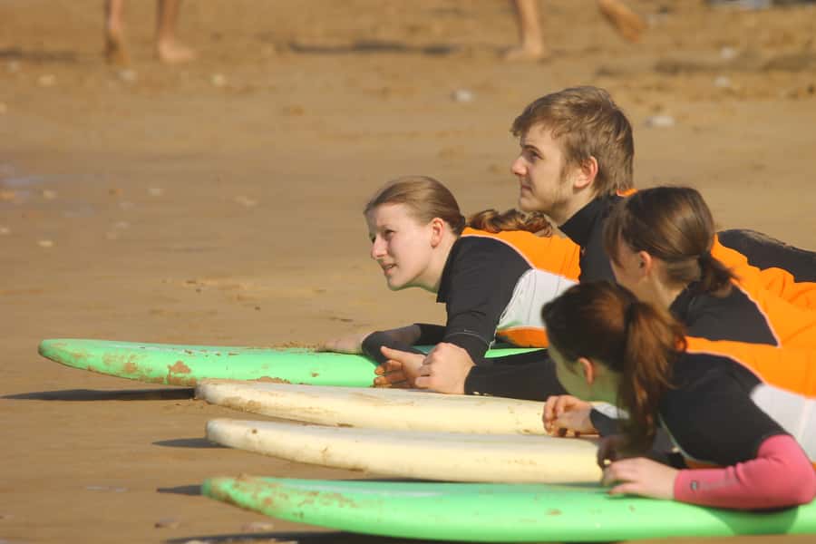 Agadir: Taghazout Beach Surf Lesson with Lunch and Transfer - Who should book this experience?