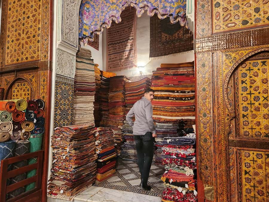 Casablanca: Traditional Souks Shopping Private Tour - The rug presentation and how to handle it