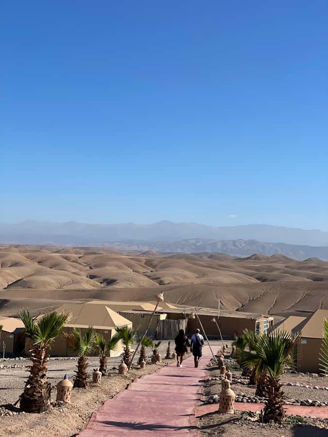 Dinner Show at Agafay desert & Traditional Outfit Photoshoot - Languages, timing, and small practical choices