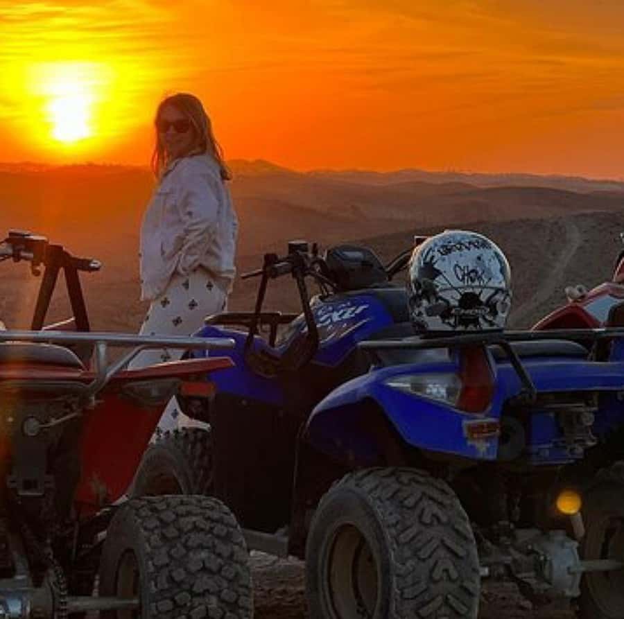 Dinner show in agafay Desert 1h quad bike & 20 min camels - Mint tea and the argan-oil stop