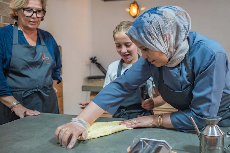 Essaouira: Moroccan pastry workshop - Learning with a small team