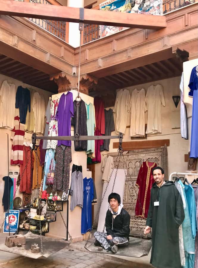 Friend tour guide to Fes Medina private walking tour - Languages, timing, and meeting details