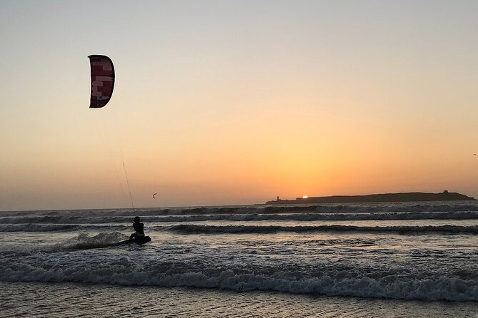 Kitesurfing Lessons in Essaouira Beach - The shared-kite setup and group size