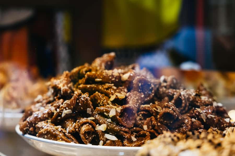 Marrakech: Authentic Moroccan Food Walking Tour & Dinner - What the guides add to the evening
