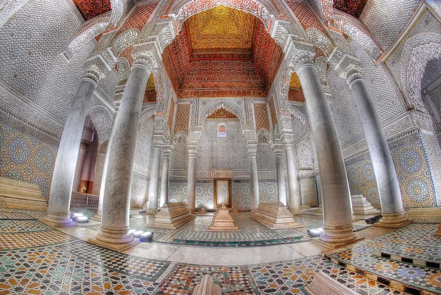 Marrakech: Bahia Palace, Saadian Tombs & Medina Guided Tour - The Saadian Tombs and the cost of waiting
