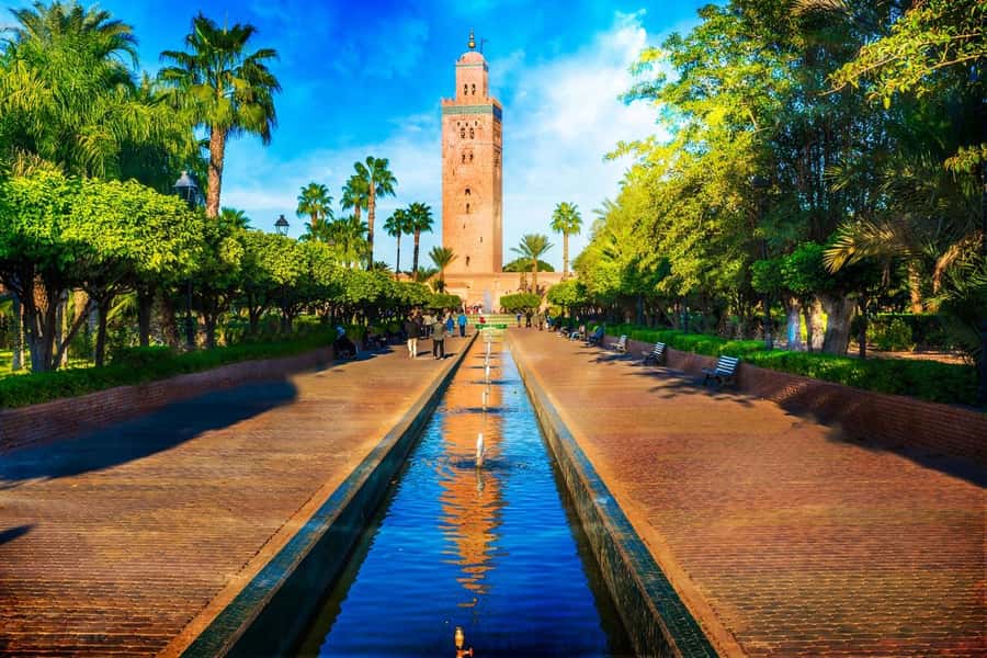 Marrakech: Bahia Palace, Saadian Tombs & Medina Walking Tour - The Saadian Tombs and their fine decoration