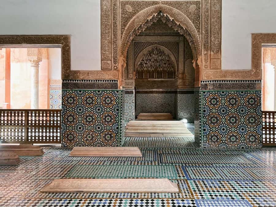 Marrakech: Bahia Palace, Saadian Tombs & Medina Walking Tour - Koutoubia Mosque and the first city bearings