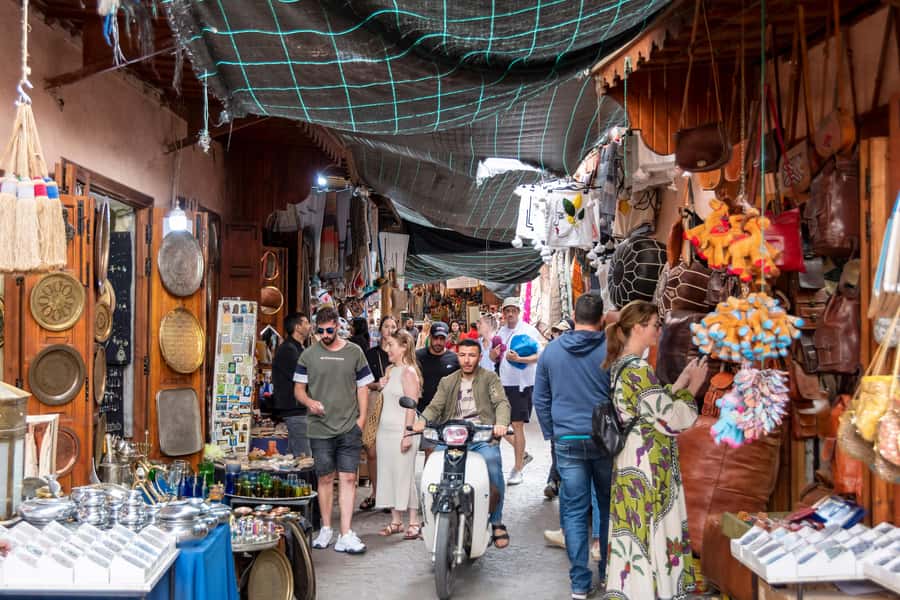 Marrakech: Medina, Souks, Artisans Guided Tour with Mint Tea - Starting at Jemaa el-Fna with the right expectations