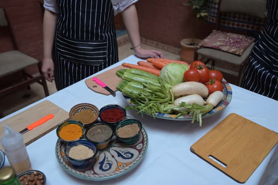 Marrakech: Moroccan Cooking Class for vegetarians and vegan - Taste the spices before you cook