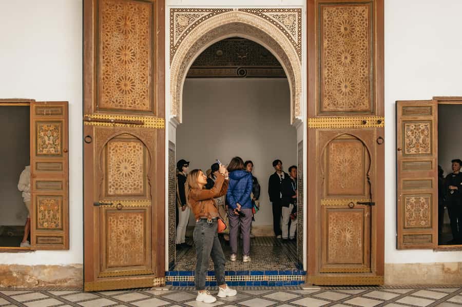 Marrakech: Saadian Tombs & Bahia Palace, Medina Guided Tour - Saadian Tombs: beautiful detail, unpredictable queues