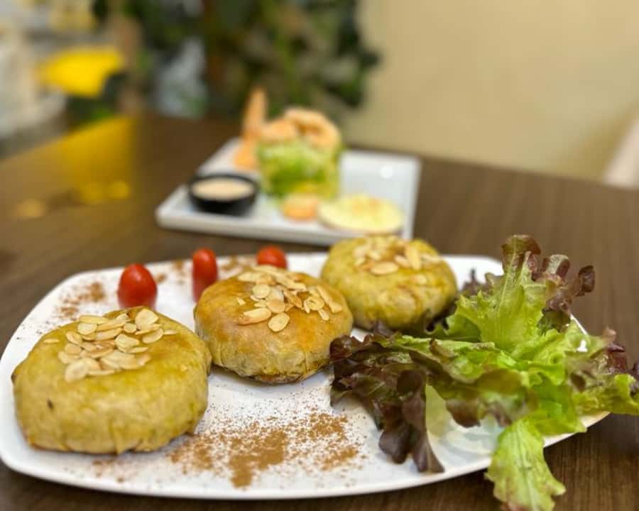 Marrakesh: Moroccan Lunch at Chouf L'Or Restaurant - The restaurant setting and level of service