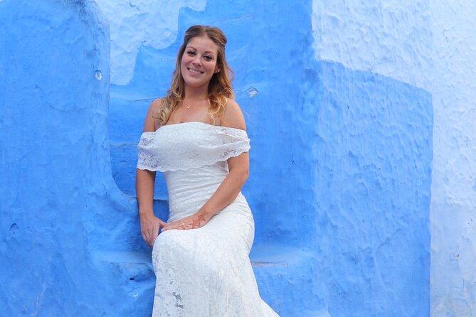 Photographer in Chefchaouen - Walking through the blue medina